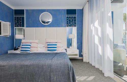 Deluxe Double Room with Sea View image 2