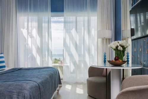 Deluxe Double Room with Sea View image 9