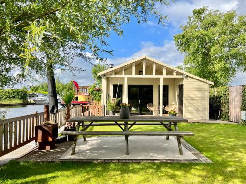 NEW - Private Cabin - on a lake near Amsterdam in Baambrugse Zuwe