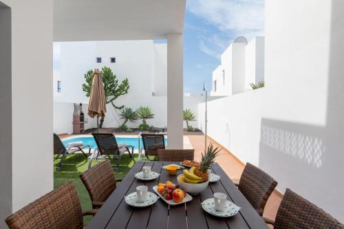 Luxury 3-bedroom villa with heated private pool - in Marina Rubicon, Playa Blanca, Lanzarote 4