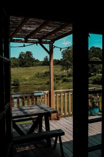 La ferme du pont de Maumy, cabane au bord de l'étang et bain nordique