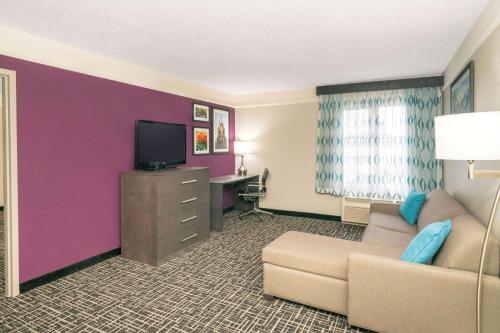 La Quinta by Wyndham Latham Albany Airport - image 3