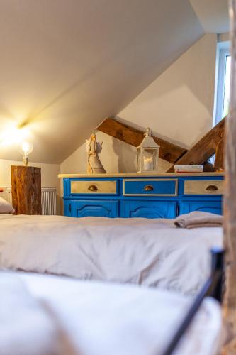1 king bed, 1 twin bed