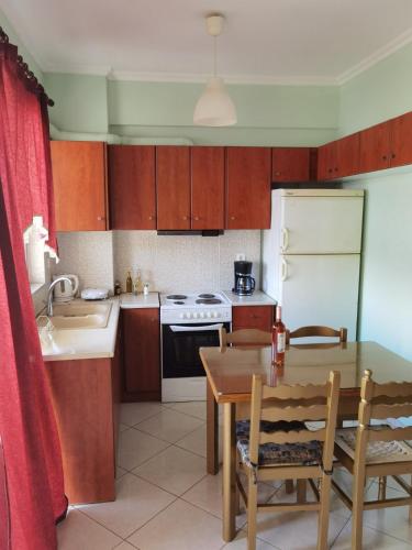 Kitchen, Παραλιακος ηρεμος ξενωνας in Amfilochia