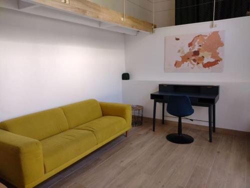 Loft avec jardin en ville et parking in Lemasson