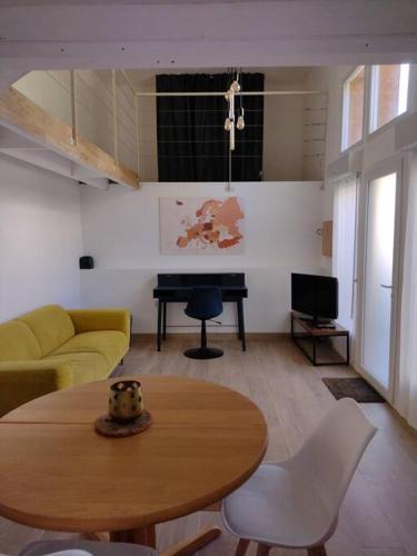 Loft avec jardin en ville et parking in Lemasson