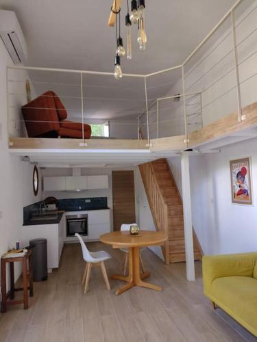 Loft avec jardin en ville et parking in Lemasson