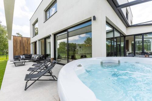 Leie Villa II - by the river with sauna & jacuzzi