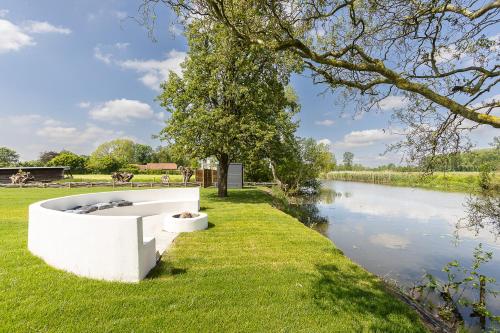 Leie Villa II - by the river with sauna & jacuzzi