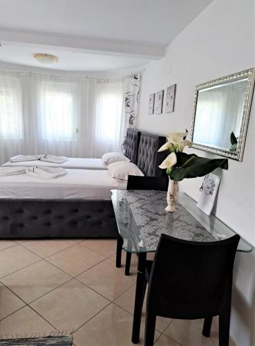 1 queen bed, 2 twin beds