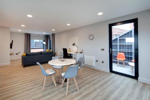 Highfield House - image 13