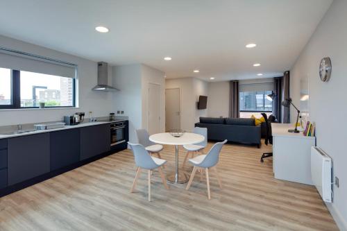 One-Bedroom Apartment image 4
