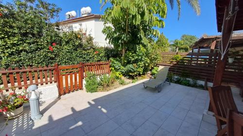 Erkély/terasz, Comfortable 2BR Seaside House & Free Parking in Perivolia