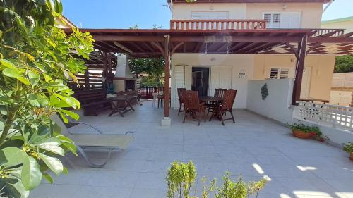 A szálláshely kívülről, Comfortable 2BR Seaside House & Free Parking in Perivolia