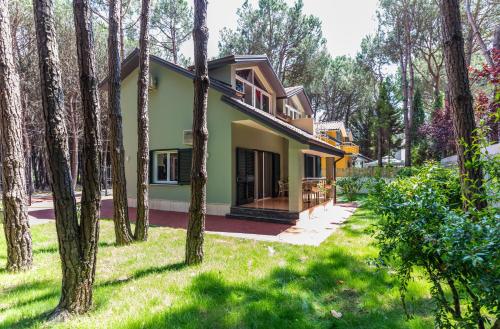 Forest Cottage - middle of forest & near the beach, Golem