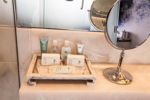 room detail thumbnail 2