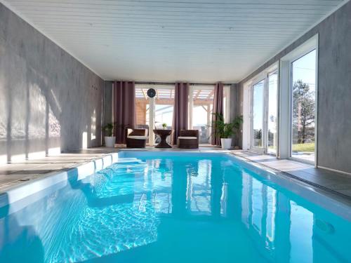 Cosy family home with pool - Grimstad