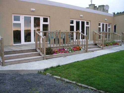 Lakeland Midsummer Lakehouse Lakeland Midsummer Lakehouse is perfectly located for both business and leisure guests in Oughterard. Featuring a complete list of amenities, guests will find their stay at the property a comfortable 