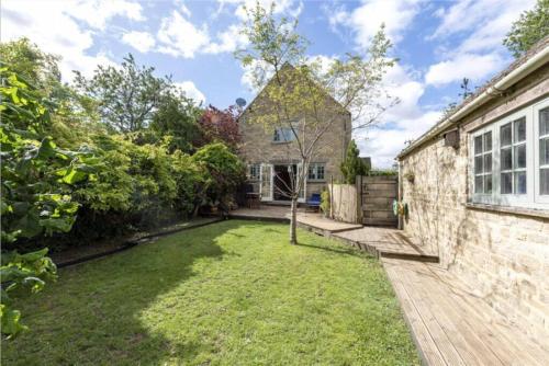 May Cottage, Cosy 3 Bed Cotswold Cottage