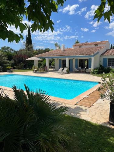 Villa Les Folies - magnifique jardin avec piscine - Location, gîte - Le Beausset