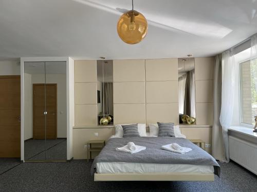1 queen bed, 1 sofa bed