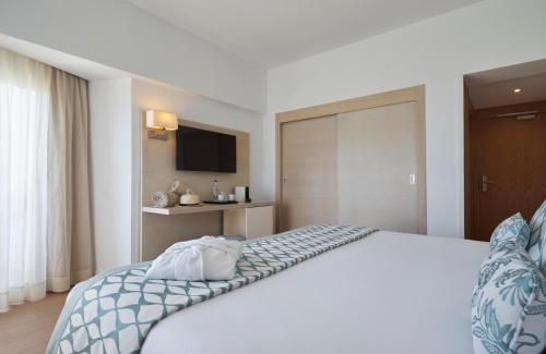 Double or Twin Room with Partial Sea View image 4