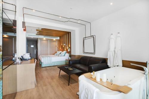Junior Suite with Sea View image 3