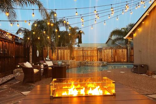 . Stunning Modern Home King Bed Pool Jacuzzi Fire pit