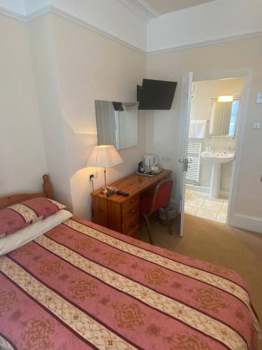 Small Twin Room image 2
