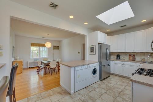 Lovely Apartment in Long Beach 3 Blocks to Ocean! in Long Beach, USA