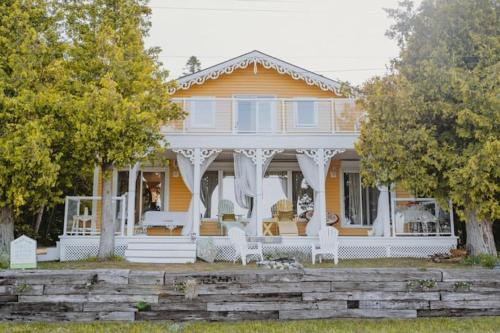 Hot Tub Waterfront Cottage - Near Sauble beach