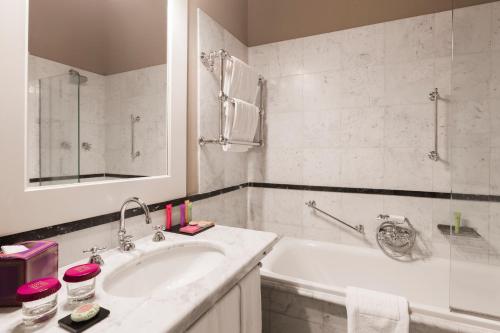 Classic Double or Twin Room image 7