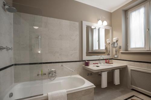 Classic Double or Twin Room image 9
