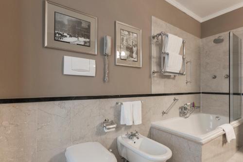 Deluxe Double or Twin Room image 4