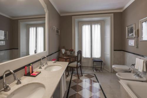 Deluxe Double or Twin Room image 5