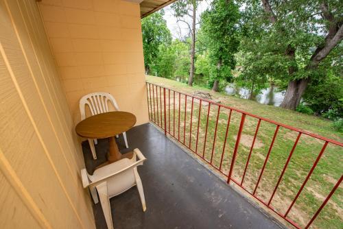 Queen Room with Two Queen Beds - River View (Non Smoking) image 3