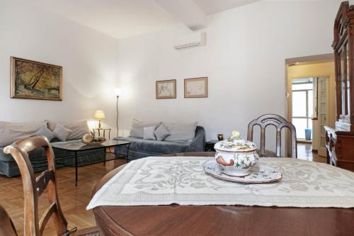 Trevi Fountain Apartment, Рим (фото 9)