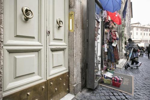 Trevi Fountain Apartment, Рим (фото 5)