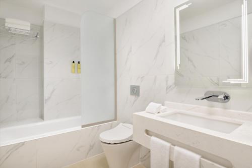 Three Bedroom Apartment, 3 King, City View image 5