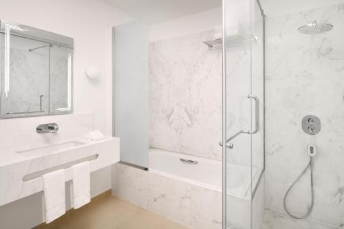 Studio Suite, 1 King, Partial sea view image 4