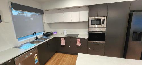 Konyha, Beach Getaway - Blessington Villa in Sandford