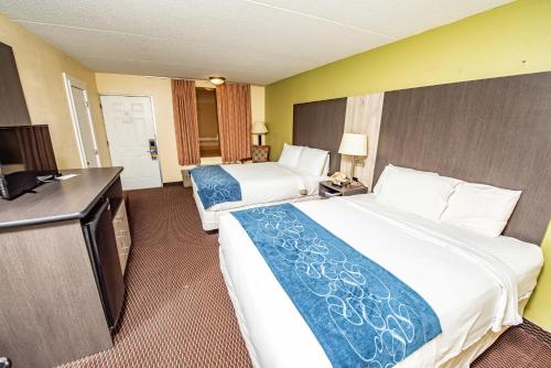 Queen Room with Two Queen Beds  (Non Smoking) image 2