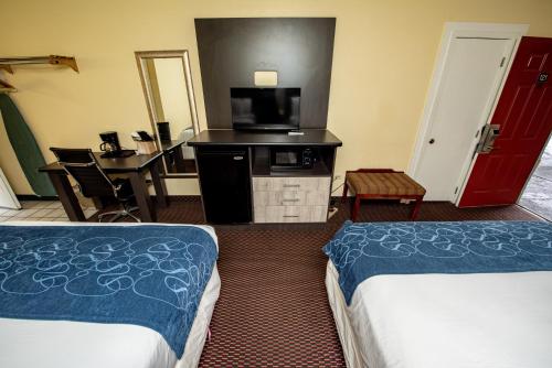 Queen Room with Two Queen Beds  (Non Smoking) room in River Place Inn