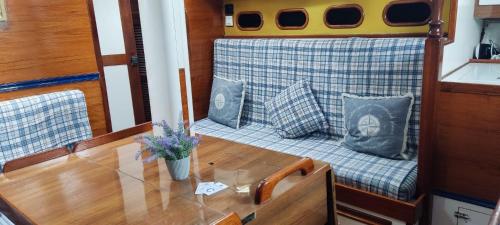 Spacious and cozy caribbean boat in Barcelona 3