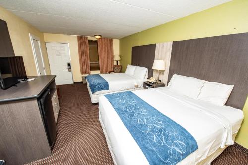 Queen Room with Two Queen Beds  (Non Smoking) image 3