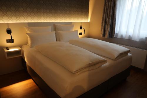 1 queen bed, 1 sofa bed
