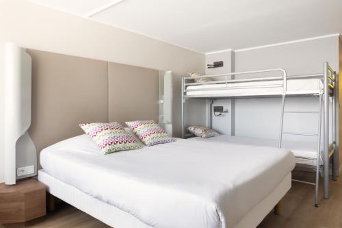 1 double bed, 1 twin bed