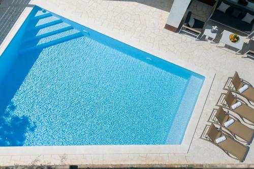 Luxury Villa, 40 sqm private pool, gym, Seaview, 200m to beach, 7 bedrooms