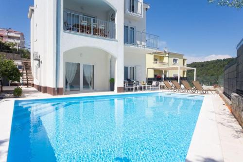 Luxury Villa, 40 sqm private pool, gym, Seaview, 200m to beach, 7 bedrooms