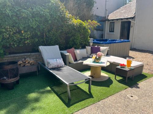 Edwardian Manor near Glasgow City with HEATED POOL & HOT TUB in Glasgow